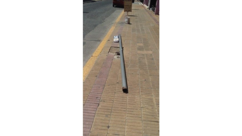 Vecinos se quejan por la caída de un poste